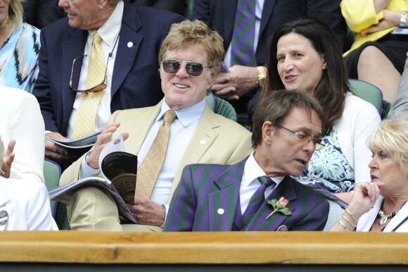 Robert Redford au tournoi de Wimbledon. Cliff Richard est à ses côtés. Le 1er juillet 2011.