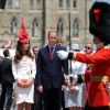 Le prince William et la duchesse Catherine de Cambridge assistent au défilé de la garde, à Ottawa, au Canada, pendant leur première visite officielle internationale en tant que  jeunes mariés, le 1er juillet 2011