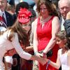 La duchesse Catherine de Cambridge attentive aux enfants à Ottawa, au Canada, pendant leur première visite officielle internationale en tant que  jeunes mariés, le 1er juillet 2011