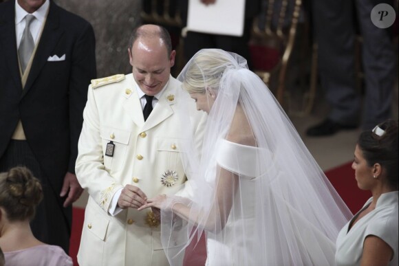 Le prince Albert passe la bague au doigt de la princesse Charlène lors de leur mariage religieux dans la cour d'honneur du Palais, à Monaco, le 2 juillet 2011