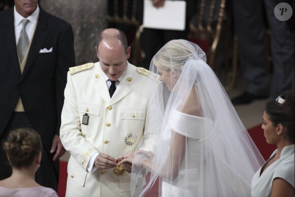 Le prince Albert et la princesse Charlène lors de leur mariage religieux dans la cour d'honneur du Palais, à Monaco, le 2 juillet 2011