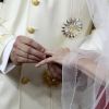 Le moment solennel de l'échange des alliances entre le prince Albert et la princesse Charlène lors de leur mariage religieux dans la cour d'honneur du Palais, à Monaco, le 2 juillet 2011