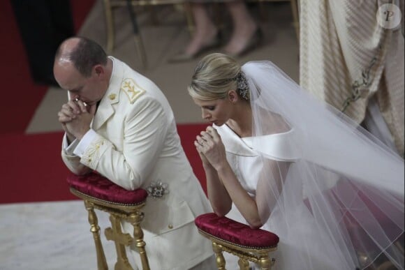 Recueillement pour le prince Albert et la princesse Charlène lors de leur mariage religieux dans la cour d'honneur du Palais, à Monaco, le 2 juillet 2011