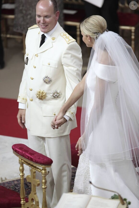 Le prince Albert et la princesse Charlène lors de leur mariage religieux dans la cour d'honneur du Palais, à Monaco, le 2 juillet 2011