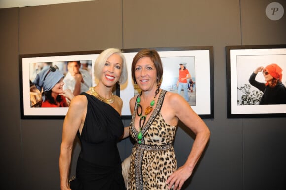 Linda Fargo, vice présidente de Bergdorf Goodman, et une amie lors du cocktail d'inauguration de l'exposition consacrée à Jackie O. à Capri, le 2 juillet 2011