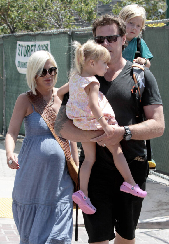 Tori Spelling, Dean McDermott, Liam et Stella font un ravitaillement en famille en ce week-end du 4 juillet. Malibu, le 2 juillet 2011
