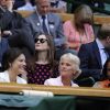 Anne Hathaway et son boyfriend Adam Shulman dans les gradins du tournoi de Wimbledon, assistent à la finale femmes, le 3 juillet 2011.