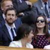Anne Hathaway et son boyfriend Adam Shulman dans les gradins du tournoi de Wimbledon, assistent à la finale femmes, le 3 juillet 2011.