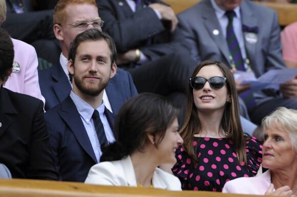 Anne Hathaway et son boyfriend Adam Shulman dans les gradins du tournoi de Wimbledon, assistent à la finale femmes, le 3 juillet 2011.
