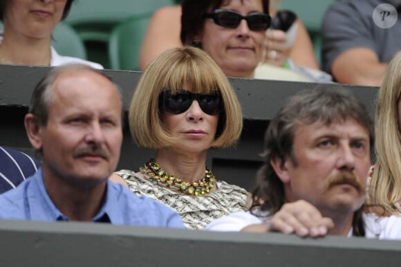 Anna Wintour, dans les gradins du tournoi de Wimbledon, assiste à la finale femmes, le 3 juillet 2011.