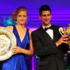 Novak Djokovic et Petra Kvitova reçoivent leur trophée. Ils ont remporté le tournoi de Wimbledon. Le 3 juillet 2011