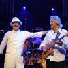 Carlos Santana en concert inaugural au 45e festival de Montreux, le 1er juillet 2011, avec l'Anglais John McLaughlin.