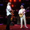 Carlos Santana en concert inaugural au 45e festival de Montreux, le 1er juillet 2011, avec notamment sa femme Cindy Blackman et l'Anglais John McLaughlin.