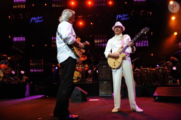 Carlos Santana en concert inaugural au 45e festival de Montreux, le 1er juillet 2011, avec notamment sa femme Cindy Blackman et l'Anglais John McLaughlin.