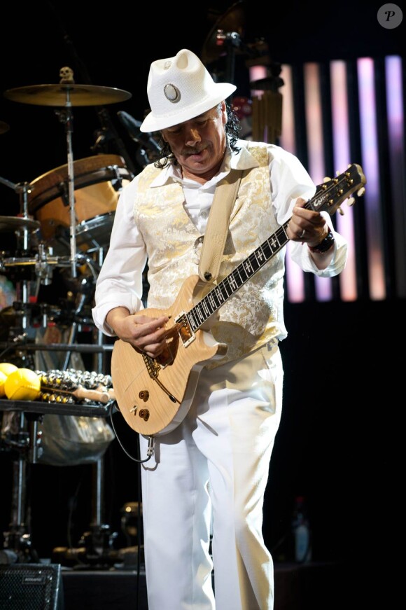 Carlos Santana en concert inaugural au 45e festival de Montreux, le 1er juillet 2011, avec notamment sa femme Cindy Blackman et l'Anglais John McLaughlin.