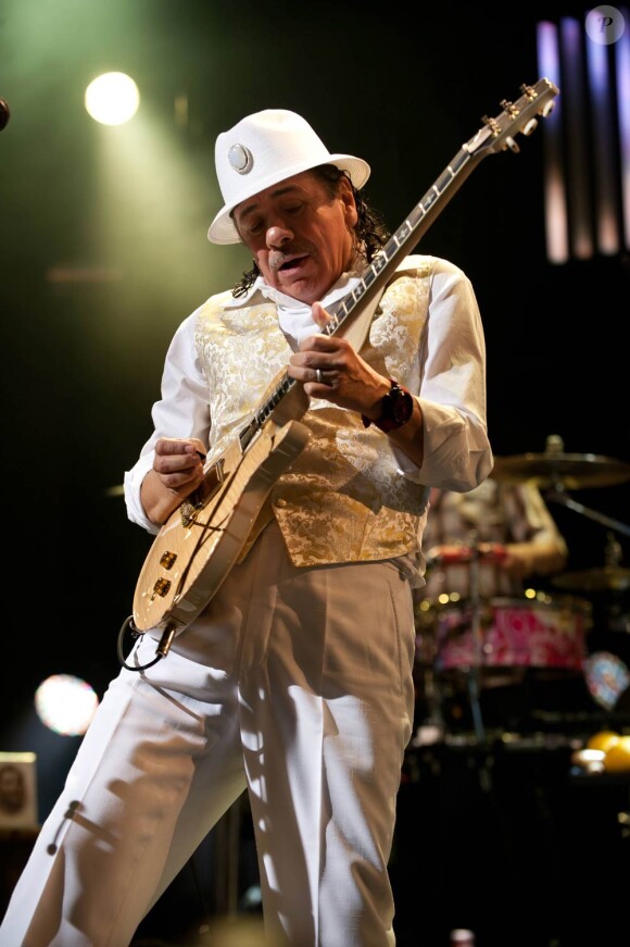 Carlos Santana en concert inaugural au 45e festival de Montreux, le 1er juillet 2011, avec notamment sa femme Cindy Blackman à la batterie et l'Anglais John McLaughlin.