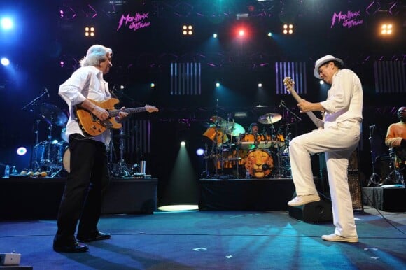 Carlos Santana en concert inaugural au 45e festival de Montreux, le 1er juillet 2011, avec l'Anglais John McLaughlin.