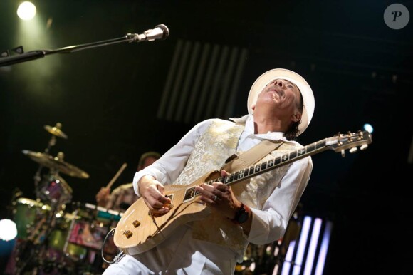 Carlos Santana en concert inaugural au 45e festival de Montreux, le 1er juillet 2011, avec notamment sa femme Cindy Blackman et l'Anglais John McLaughlin.