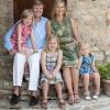 C'est à Tavarnelle Val di Pesa, 25 kilomètres au sud de Florence en Italie, que le prince Willem-Alexander et la princesse Maxima des Pays-Bas ont réalisé le 4 juillet 2011 leur traditionnelle séance photo estivale en famille, avec leurs filles les princesses Catharina-Amalia, Alexia et Ariane.