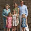Cette année, la reine Beatrix des Pays-Bas complète le tableau de la photo de famille du couple princier lors des vacances d'été. La monarque a même joué les paparazzi devant ses petites-filles, les princesses Catharina-Amalia, Alexia et Ariane, le 4 juillet 2011 à Tavarnelle.