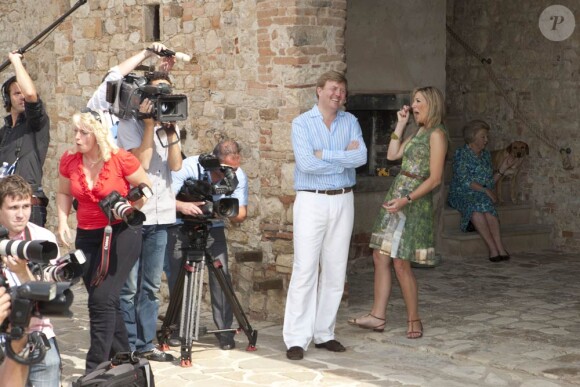 Fiers de leurs filles les princesses Catharina-Amalia,  Alexia et Ariane, le prince Willem-Alexander et la princesse Maxima des  Pays-Bas ont tout fait pour les faire rire le 4 juillet 2011 pour la traditionnelle séance photo  estivale en famille, dans la région de Florence.