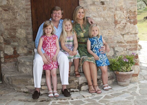 C'est à Tavarnelle Val di Pesa, 25 kilomètres au sud de Florence (Italie), que le prince Willem-Alexander et la princesse Maxima des  Pays-Bas ont posé le 4 juillet 2011 pour la traditionnelle séance photo  estivale en famille, avec leurs filles les princesses Catharina-Amalia,  Alexia et Ariane.