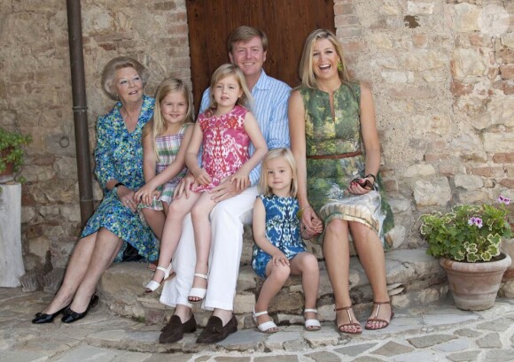 Cette année, la reine Beatrix des Pays-Bas complète le tableau de la photo de famille du couple princier lors des vacances d'été. La monarque a même joué les paparazzi devant ses petites-filles, les princesses Catharina-Amalia, Alexia et Ariane, le 4 juillet 2011 à Tavarnelle.