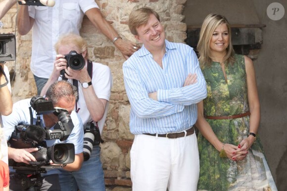 Fiers de leurs filles les princesses Catharina-Amalia,  Alexia et Ariane, le prince Willem-Alexander et la princesse Maxima des  Pays-Bas ont tout fait pour les faire rire le 4 juillet 2011 pour la traditionnelle séance photo  estivale en famille, dans la région de Florence.
