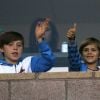Brooklyn et Romeo Beckham au stade de foot pour supporter leur papa 