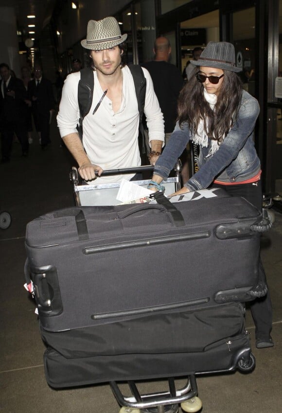 Nina Dobrev et Ian Somerhalder à l'aéroport de Los Angeles après un petit voyage parisien... Le 5 juillet 2011
