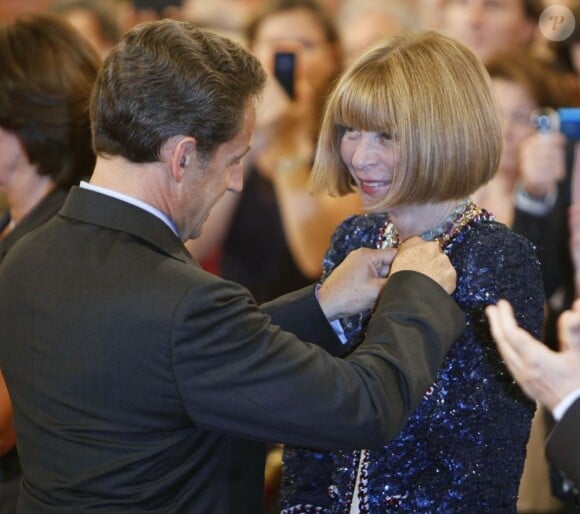 Anna Wintour, rédactrice en chef du Vogue US, se fait décorée au Palais de l'Elysée par le président Sarkozy. A Paris, le 6 juillet 2011.