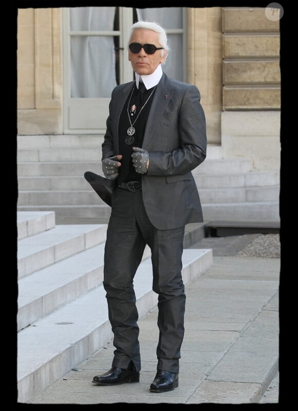 Karl Lagerfeld se rend au Palais de l'Elysée pour assister à la décorationd e sa grande amie Anna Wintour. Paris, le 6 Juillet 2011.