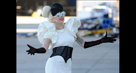 Lady Gaga, réincarnée en Minnie Mouse, samedi 9 juillet, à sa descente de l'avion, en Australie.