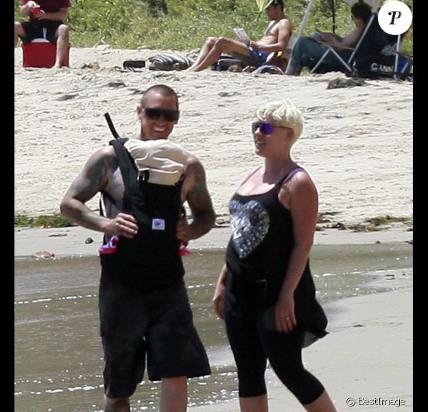 Pink profite d'un moment avec son mari Carey Hart et sa fille d'un mois, Willow. Malibu, 4 juillet 2011