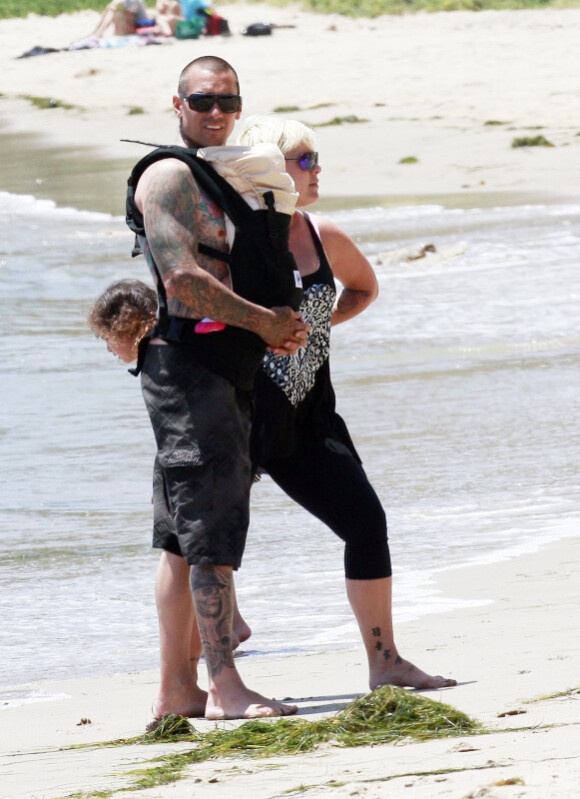 Pink ne supporte clairement plus la présence des photographes lorsqu'elle est en famille avec son mari Carey Hart et sa petite fille Willow. Malibu, 4 juillet 2011