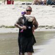 Pink et Carey Hart profite d'un moment de complicité en famille avec leur fille Willow. Malibu, 4 juillet 2011 