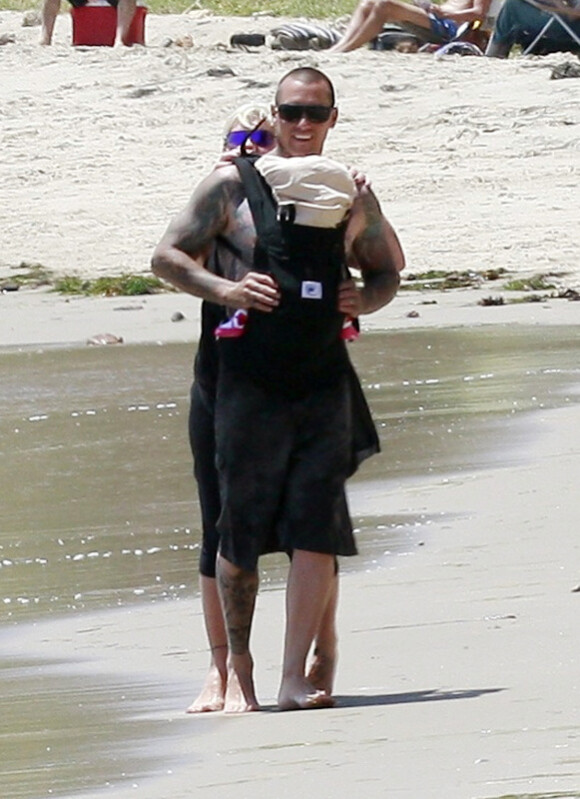 Pink et Carey Hart profite d'un moment de complicité en famille avec leur fille Willow. Malibu, 4 juillet 2011