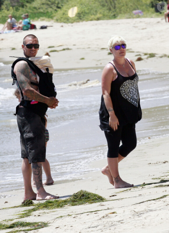 Pink ne supporte clairement plus la présence des photographes  lorsqu'elle est en famille avec son mari Carey Hart et sa petite fille  Willow. Malibu, 4 juillet 2011