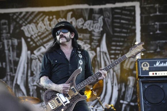 Lemmy Kilmister de Motörhead en concert aux Vieilles Charrues en 2008