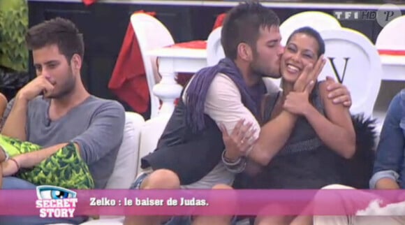 Zelko embrasse Ayem après l'avoir nominée à vie dans la quotidienne de Secret Story 5 le mardi 12 juillet 2011 sur TF1