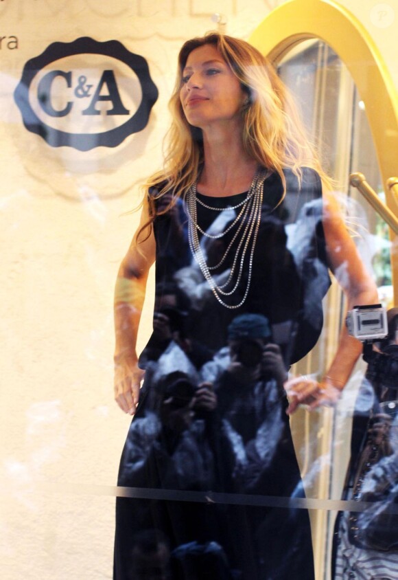 Le top model Gisele Bündchen lors du lancement de sa première collection avec C&A. Sao Paulo, le 28 avril 2011.
