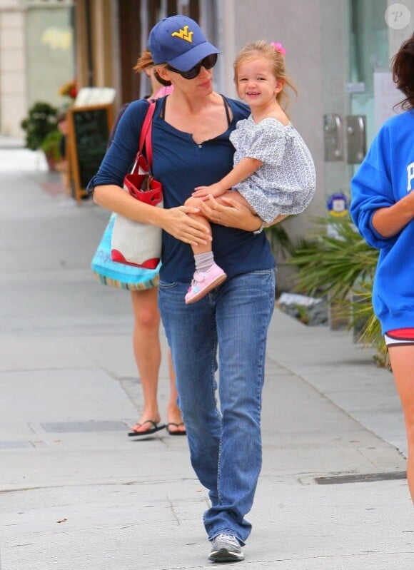 Jennifer Garner et sa fille Seraphina se promènent à Santa Monica, Los Angeles, le 12 juillet 2011 