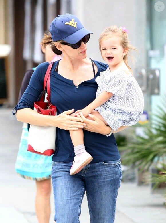 Jennifer Garner se prend un café à emporter à Santa Monica, Los Angeles, en compagnie de sa petite dernière Seraphina le 12 juillet 2011