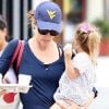 Jennifer Garner se prend un café à emporter à Santa Monica, Los Angeles, en compagnie de sa petite dernière Seraphina le 12 juillet 2011