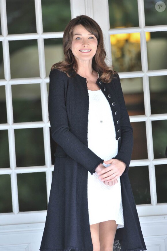 Carla Bruni-Sarkozy, enceinte, dévoile ses courbes de future maman, à Deauville, le 26 mai 2011.