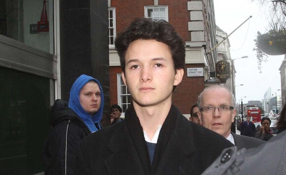 Charlie Gilmour se présente au tribunal, à Londres, le 10 février 2011.