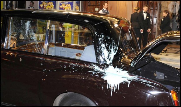 Voiture du prince Charles et Camilla vandalisée à Londres, le 9 décembre 2010.