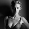 Lara Stone sensuelle à souhait pour Calvin Klein Underwear.