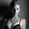 Lara Stone se dévoile pour la campagne Naked Glamour de Calvin Klein Underwear...