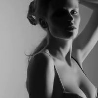Lara Stone : Minois ingénu et courbes sensuelles, elle hypnotise...